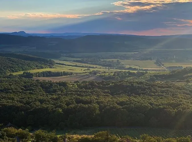 Kisvulkan Nyulontul * Mencshely